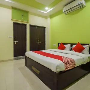 Hotel Oyo 35734 F Cube